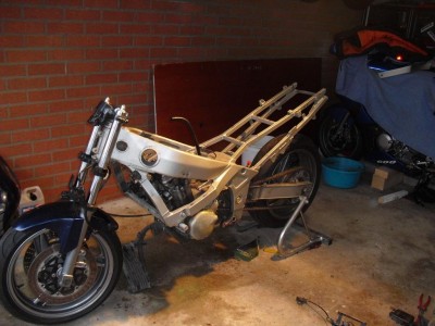 fast nackt